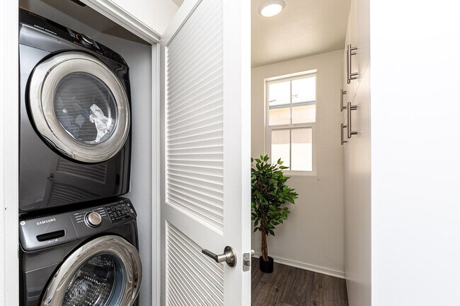 Building Photo - LIGHT & BRIGHT 2 BEDROOM W/GARAGE & LAUNDR...