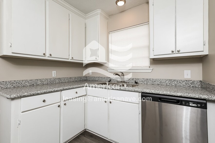 Building Photo - 335 Dewitt Ave