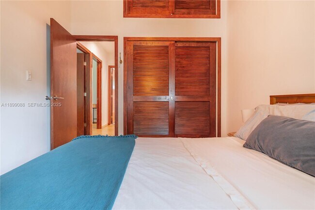 Building Photo - 523 NE 68th St