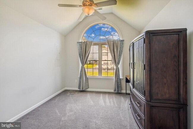 Building Photo - 102 Hunter's Way