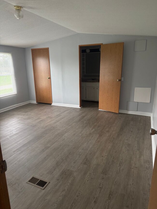 Building Photo - 232 White Rd