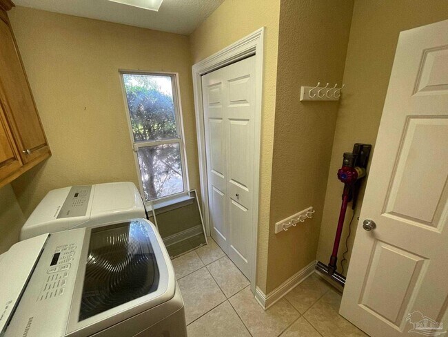 Building Photo - 5955 Hermitage Dr