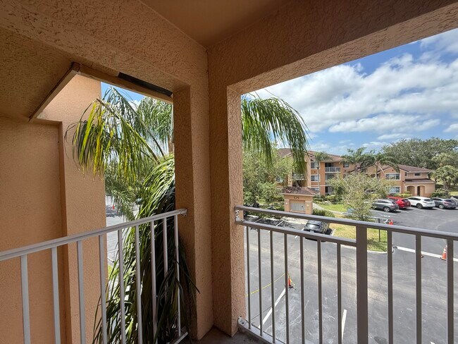 Building Photo - 141 SW Palm Dr