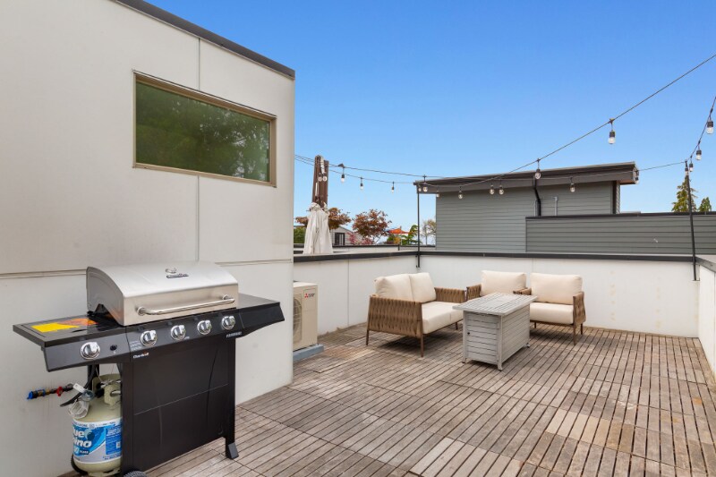 Building Photo - 921 10th Ave E