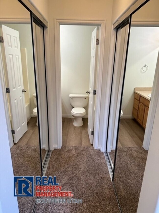 Building Photo - Hawk Hallow Townhome