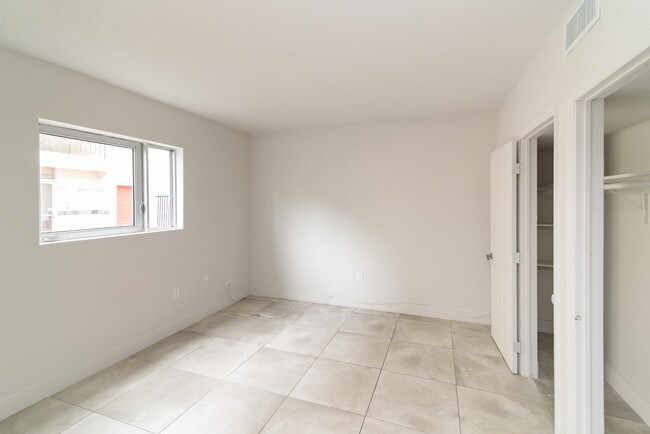 Building Photo - Prestige Courtyard