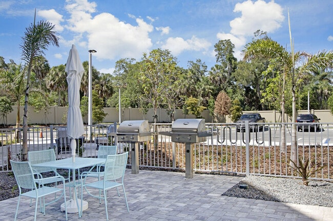 Building Photo - 1709 N Tamiami Trail