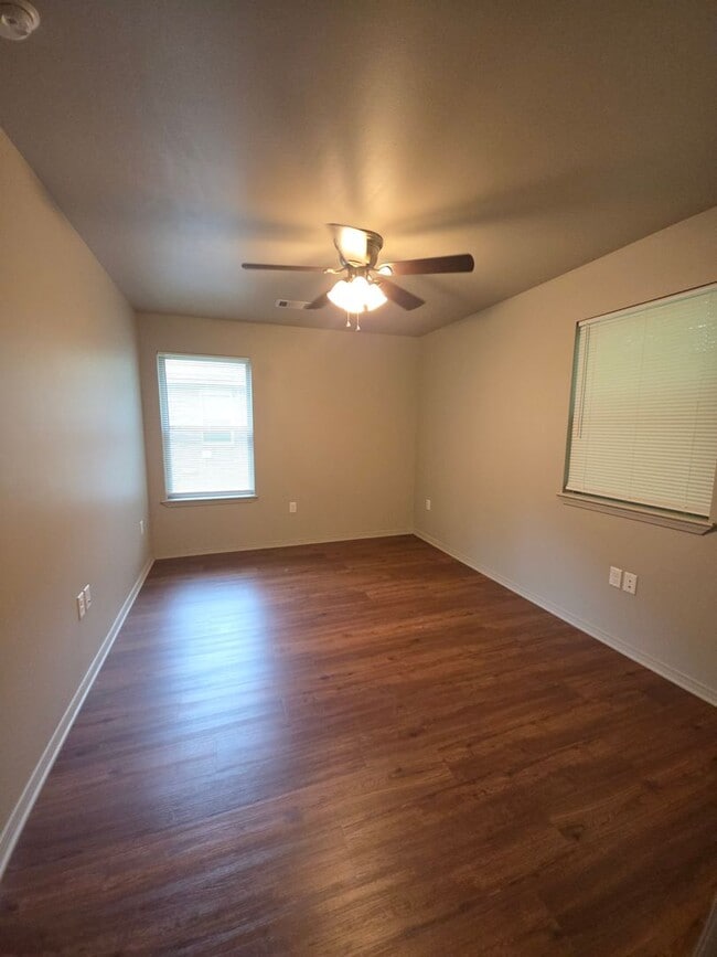 Building Photo - 224 E N St