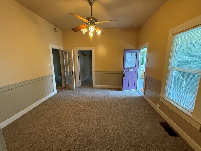 Building Photo - 3 Bedroom 1.5 Bath Downtown Dixon *STAR RENTALS