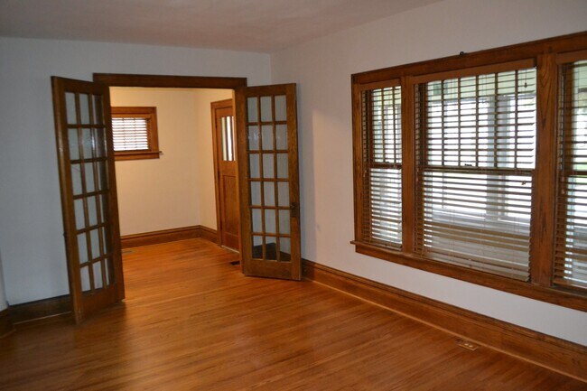 Building Photo - Historic Downtown Single Family Home for R...