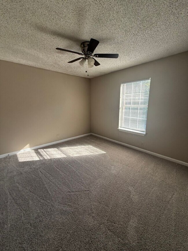 Building Photo - Affordable townhome with Free Rent