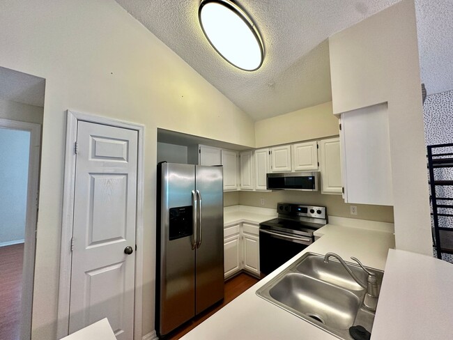 Building Photo - Charming 1-Bedroom Loft-Style Condo in The...