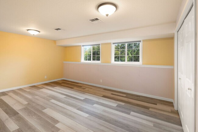 Building Photo - Four Bedroom Dream House
