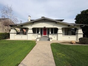 Building Photo - Classic vintage home walking distance to downtown Visalia!