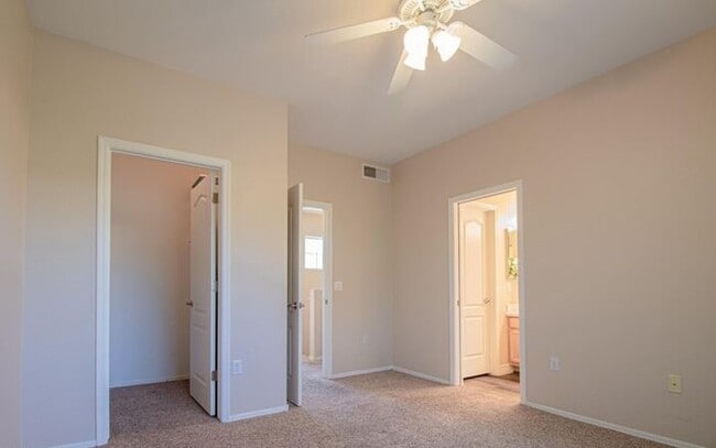 Building Photo - Gorgeous 2/2.5 condo for rent in Scottsdale.
