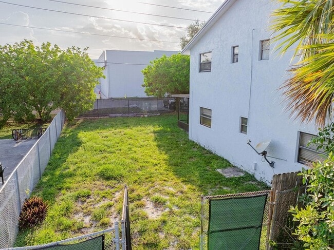 Building Photo - 8507 Sunset Dr