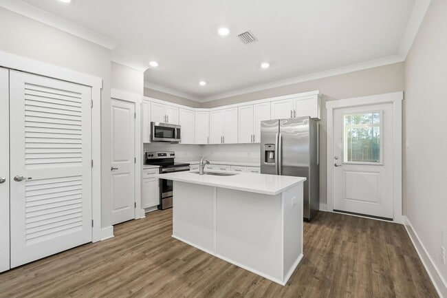 Building Photo - 3 Bedroom End Unit with a Lake View!!