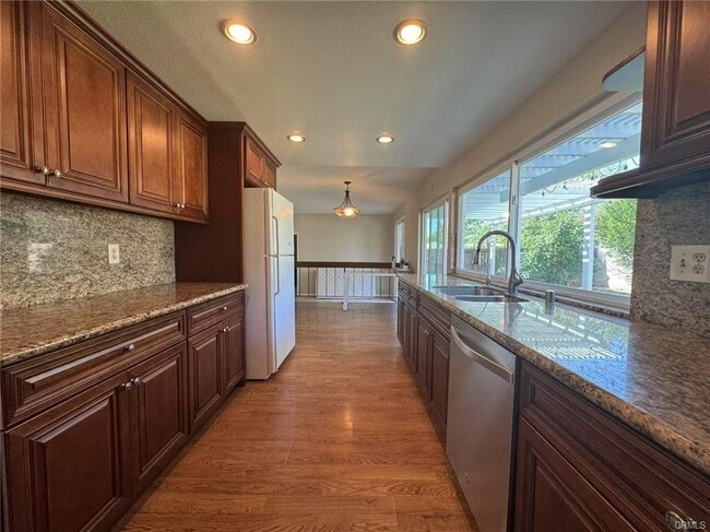 Building Photo - 44 Deerwood E