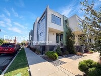 Building Photo - 3 Bed/3 Bath Townhome with Garage / Available Now!