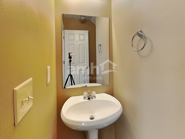 Building Photo - 6110 Flagstaf Walk