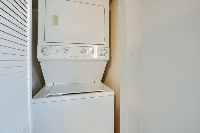 Building Photo - 304 Collins Ave