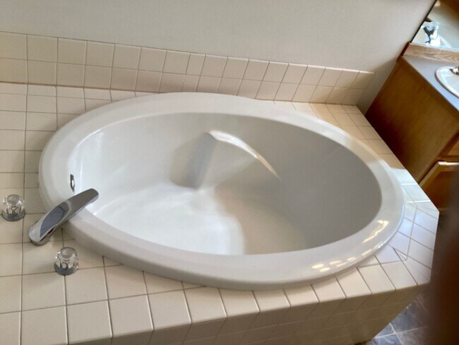 Building Photo - 3 Bed 2.5 Bath Town Home in Running Y - Ac...