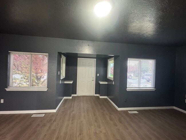 Building Photo - y80215