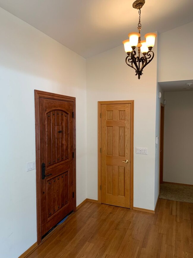 Building Photo - 4 Bedroom 3 Bath Home