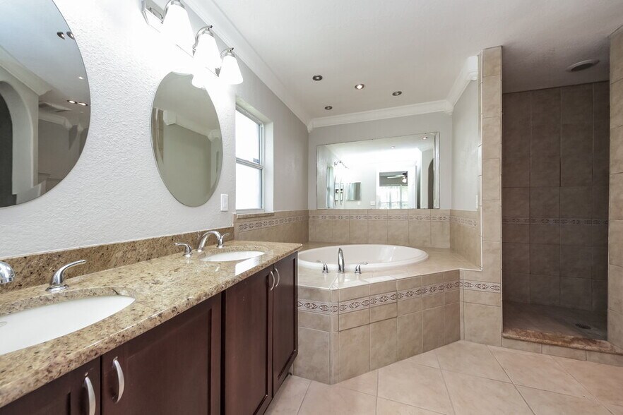 Building Photo - 12110 Woodglen Cir