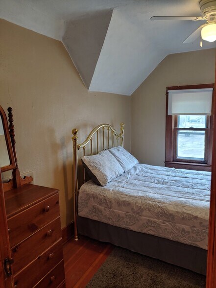 upstairs bedroom #2 - 1146 Howard St