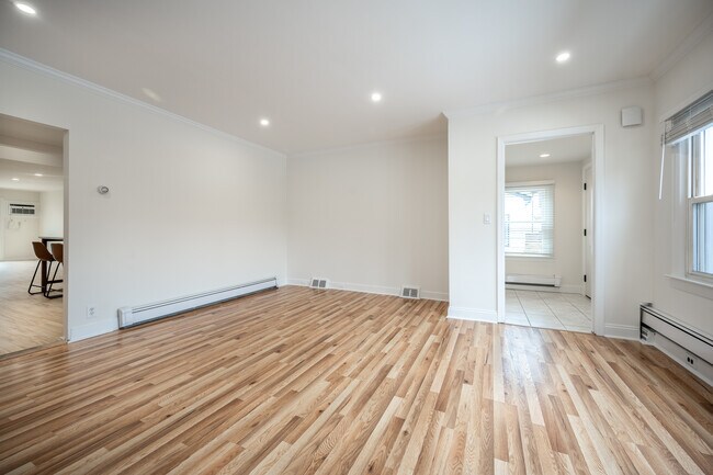 Building Photo - 14 Deane Pl