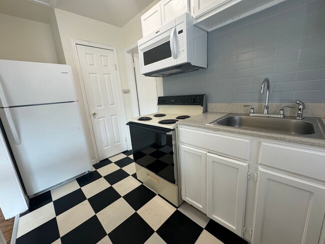 Building Photo - Adorable One bedroom One bathroom duplex l...