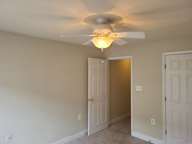 Building Photo - Fantastic 2 Bed 2.5 Bath Interior Townhome...
