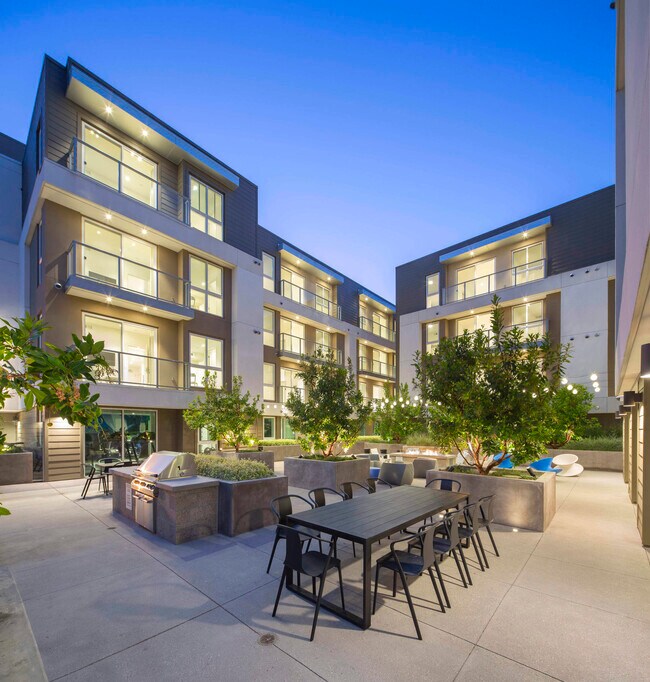 Building Photo - 8820 Belford Ave
