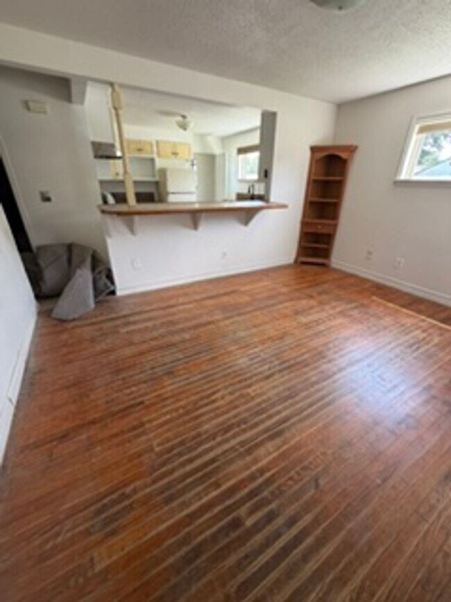 Building Photo - 3 bedroom, 2 bath with huge den or bonus room