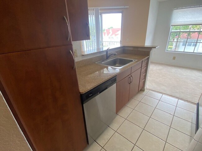 Building Photo - Top Floor 1 Bedroom condo in the gated com...