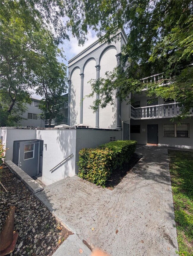 Building Photo - 900 Tallwood Ave