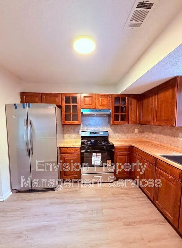 Building Photo - 702 Redland Dr
