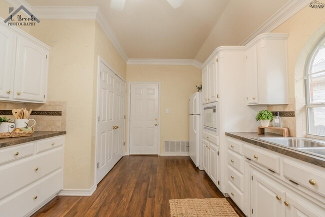 Building Photo - 3037 Cunningham Dr