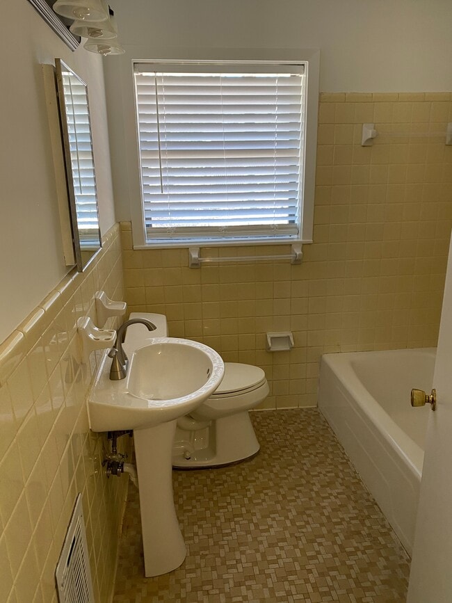 Building Photo - 1000 Fairlane Dr