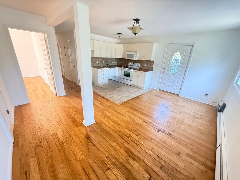 Building Photo - 10 Park Cir