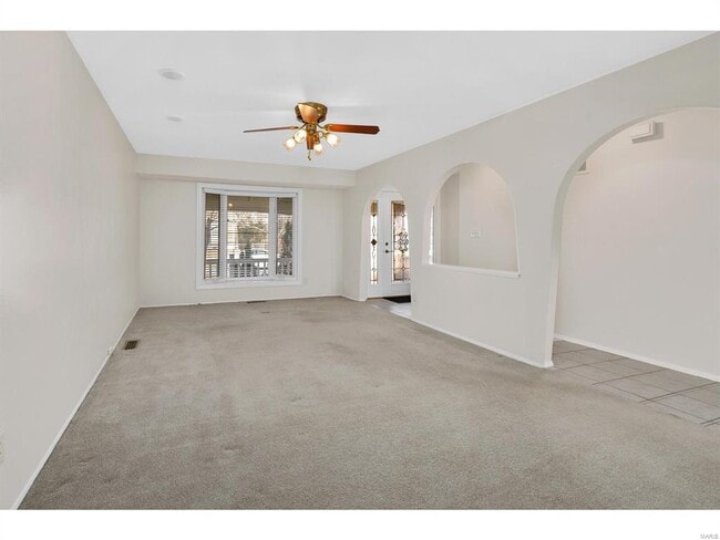 Building Photo - 596 Golfwood Dr