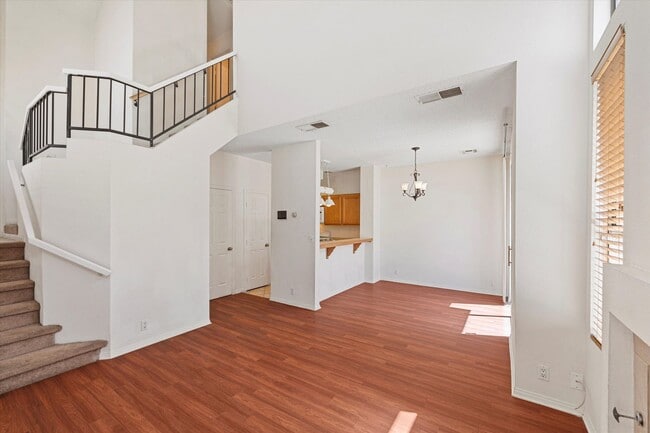 Building Photo - Centrally located Townhome/Fenced Yard