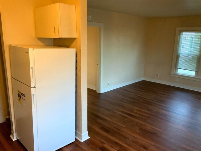 Building Photo - 1 Bedroom Duplex in Midtown Near the Whit