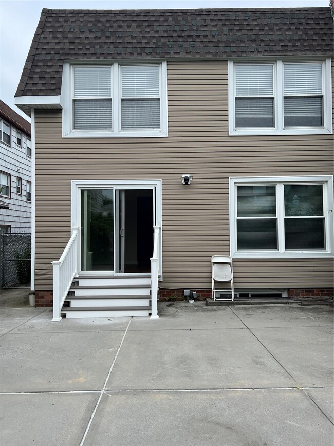 Building Photo - 15-26-26 215th St
