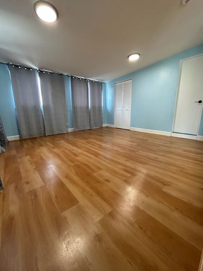 Building Photo - Available on 12/16/25, spacious 1570 sq ft, 3 Bedrooms, 2 Baths, 2 Car Garage Single-Family Home ...