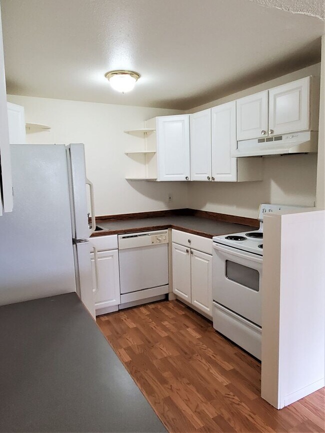 Building Photo - 3 bdrm, 1 bath, attached garage, $1795 Rent