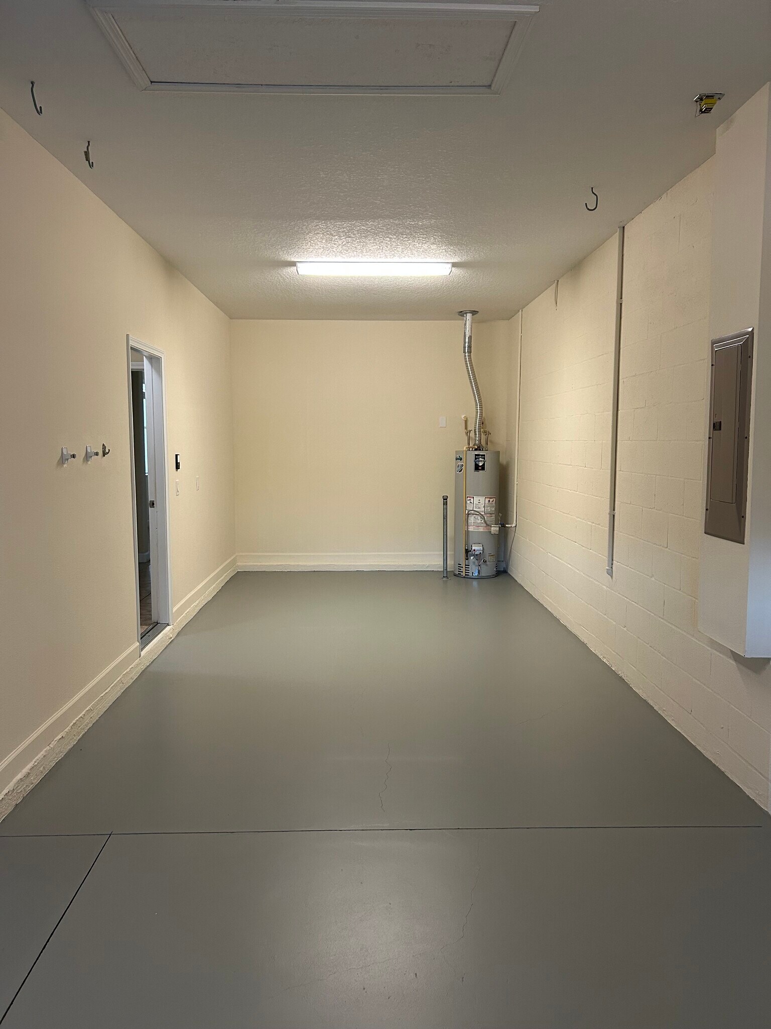 3rd car garage with gas water heater - 6024 Sunset Isle Dr