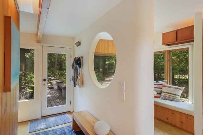 Building Photo - 2 Bedroom Extended Stay in Williamsburg with Low Off-Season Rates!