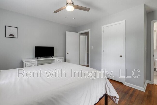 Building Photo - 1917 Sharon Rd